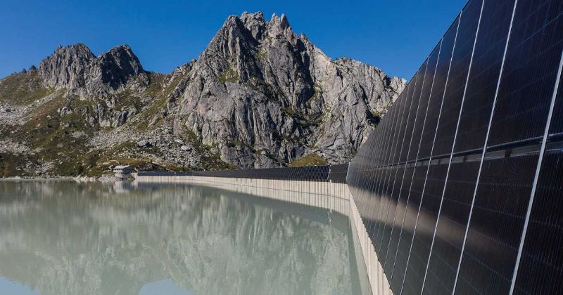 Solar plants in the High Alps can produce electricity in summer and winter. In the photograph: solar panels at the Albigna dam in Graubünden. (Image: Gion Huonder/MOVEDMEDIA GmbH)